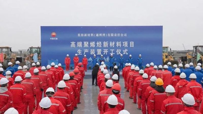 光伏胶粘剂与密封胶：两者的本质区别与应用解析
